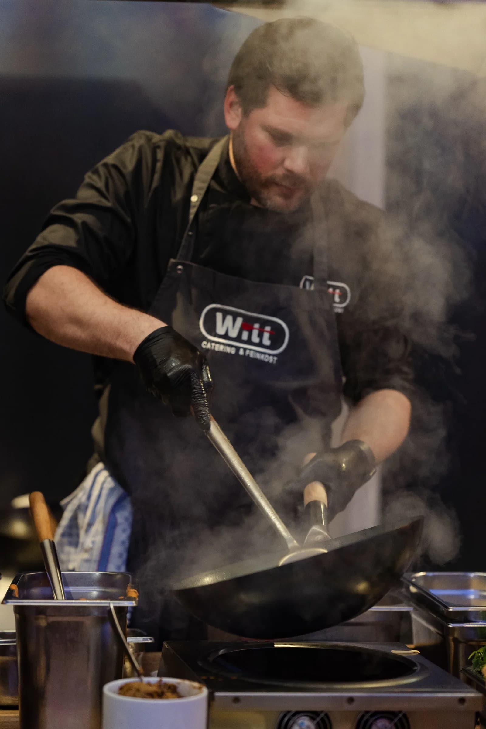 Wok-Action mit Dampf — Genuss als Kunst